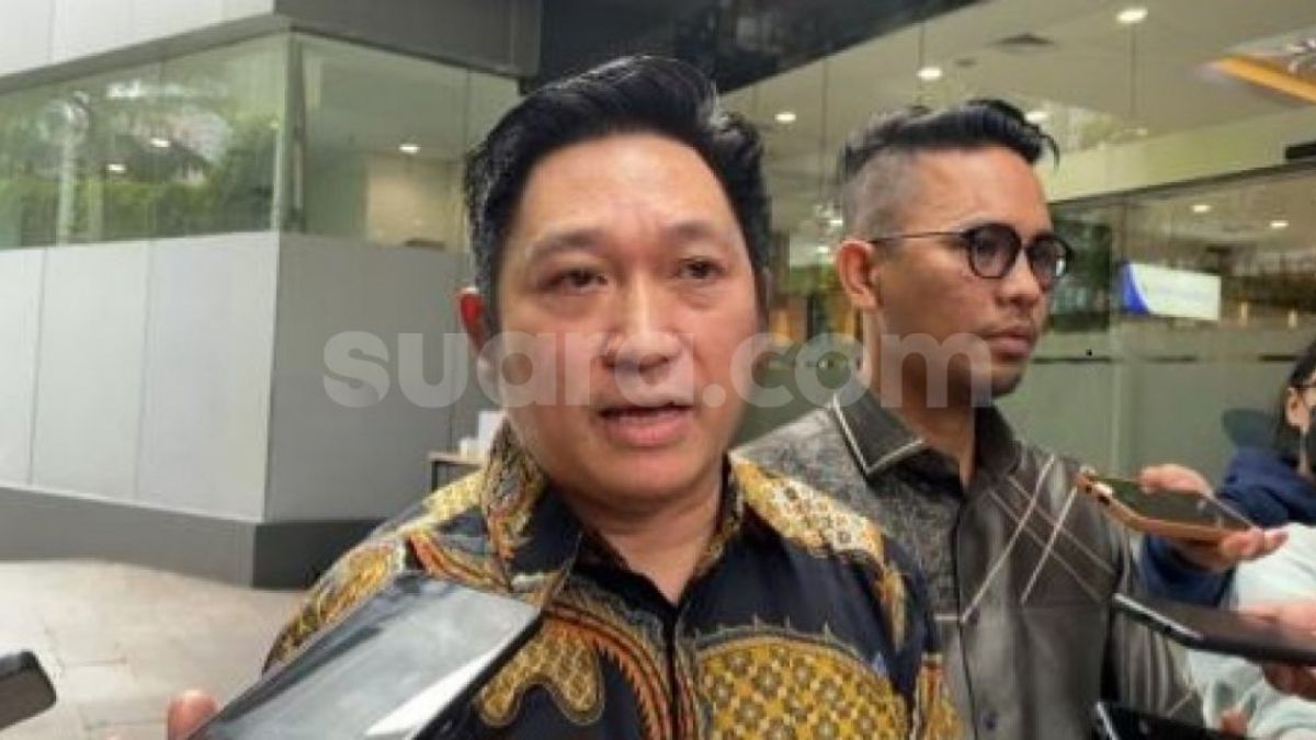Pengacara Mario Dandy Satriyo, Dolfie Rompas usai gagal menemui korban David di RS Mayapada. [(Suara.com/Rakha)]