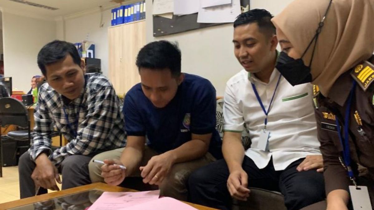 Richard Eliezer (tengah) didampingi kuasa hukum dan jaksa penuntut umum saat menandatangani administrasi pelaksanaan eksekusi di Lapas Kelas IIA Salemba, Jakarta Pusat, Senin (27/2/2023). [[ANTARA/HO-Pusat Penerangan Hukum Kejagung].]