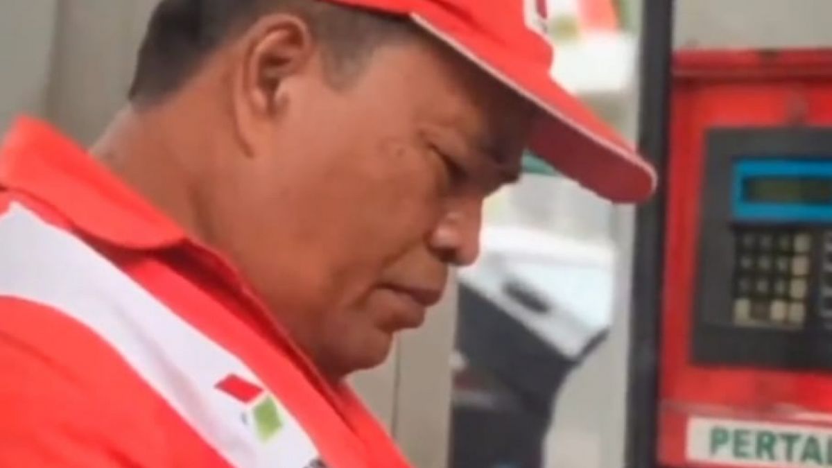 Petugas SPBU mirip Hotman Paris [Tangkapan layar Twitter]