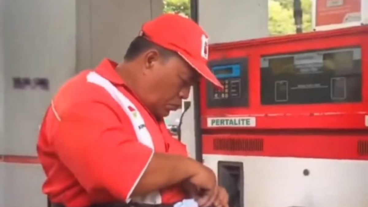 Petugas SPBU mirip Hotman Paris (01) [Tangkapan layar Twitter]