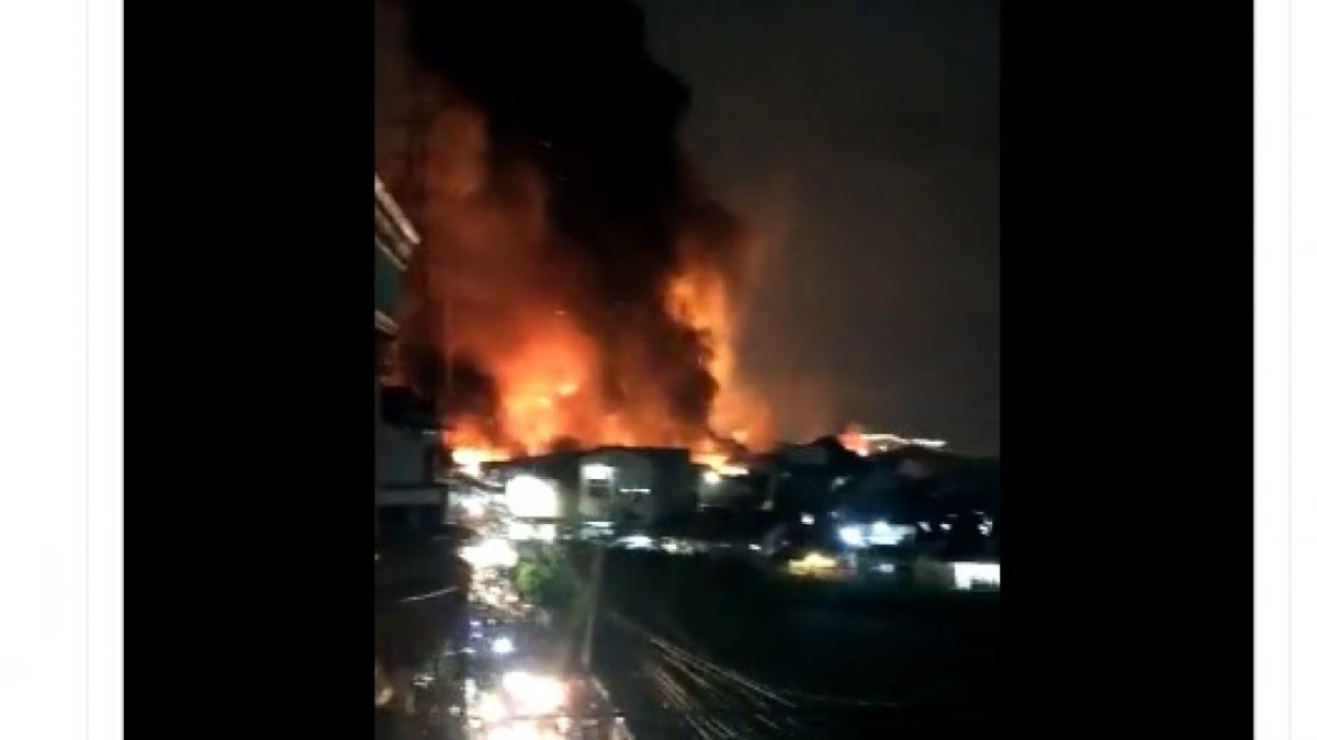 Kebakaran di fasilitas Depo Pertamina Plumpang, Jakarta Utara, Jumat (3/3/2023). [Twitter/Istimewa]