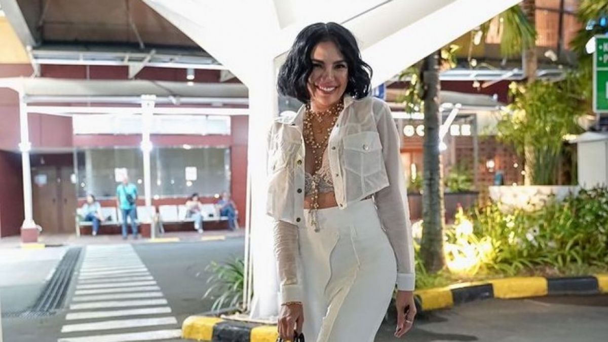Potret Nikita Mirzani Pakai Outfit Terbuka di Acara Luna Maya. [Instagram/@nikitamirzanimawardi_172]