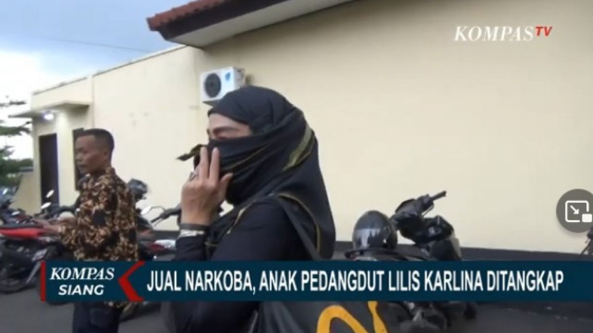 Lilis Karlina tampil tertutup rapat kunjungi Polres Purwakarta tempat putranya ditahan [screenshot Kompas TV]