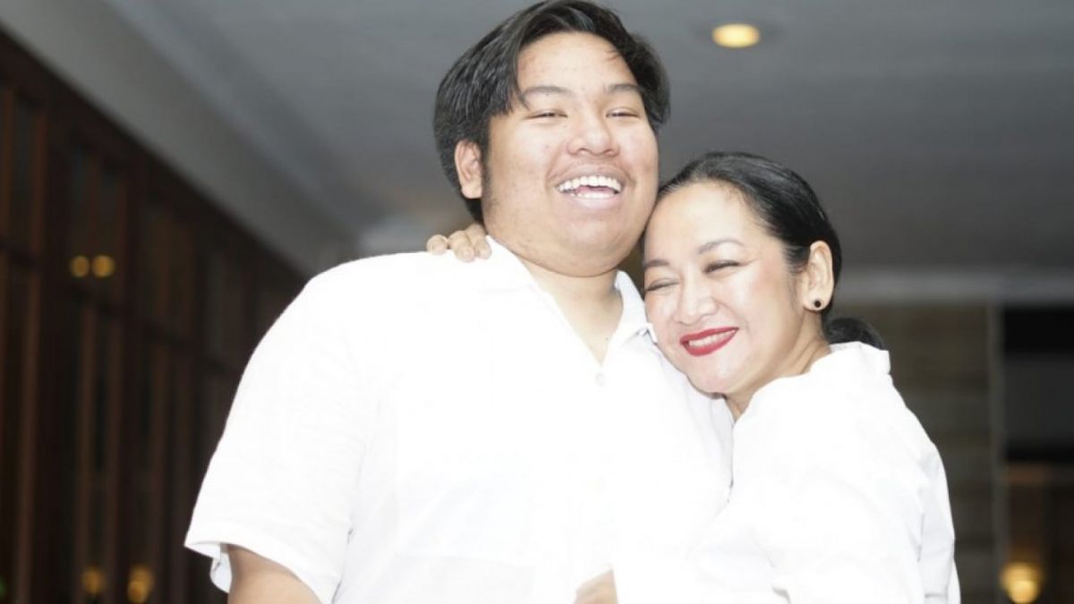 Chicha Koeswoyo bersama putranya, Abie Jakile [[dokumentasi pribadi]]