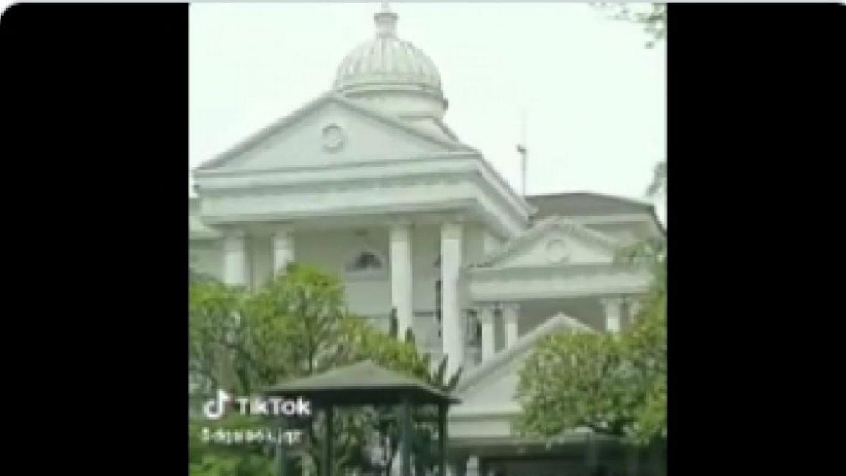 Beredar di media sosial penampakan rumah milik Kepala Kantor Direktorat Jenderal Bea dan Cukai (DJBC) Makassar Andhi Pramono di kawasan Cibubur, Jawa Barat. [[TikTok]]