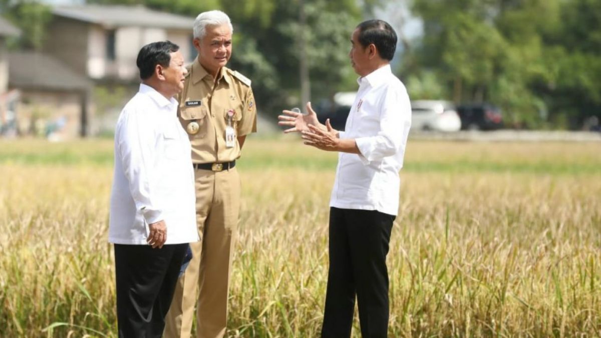 Presiden Jokowi sedang berbincar dengan Prabowo Subianto dan Ganjar Pranowo. [Istimewa]