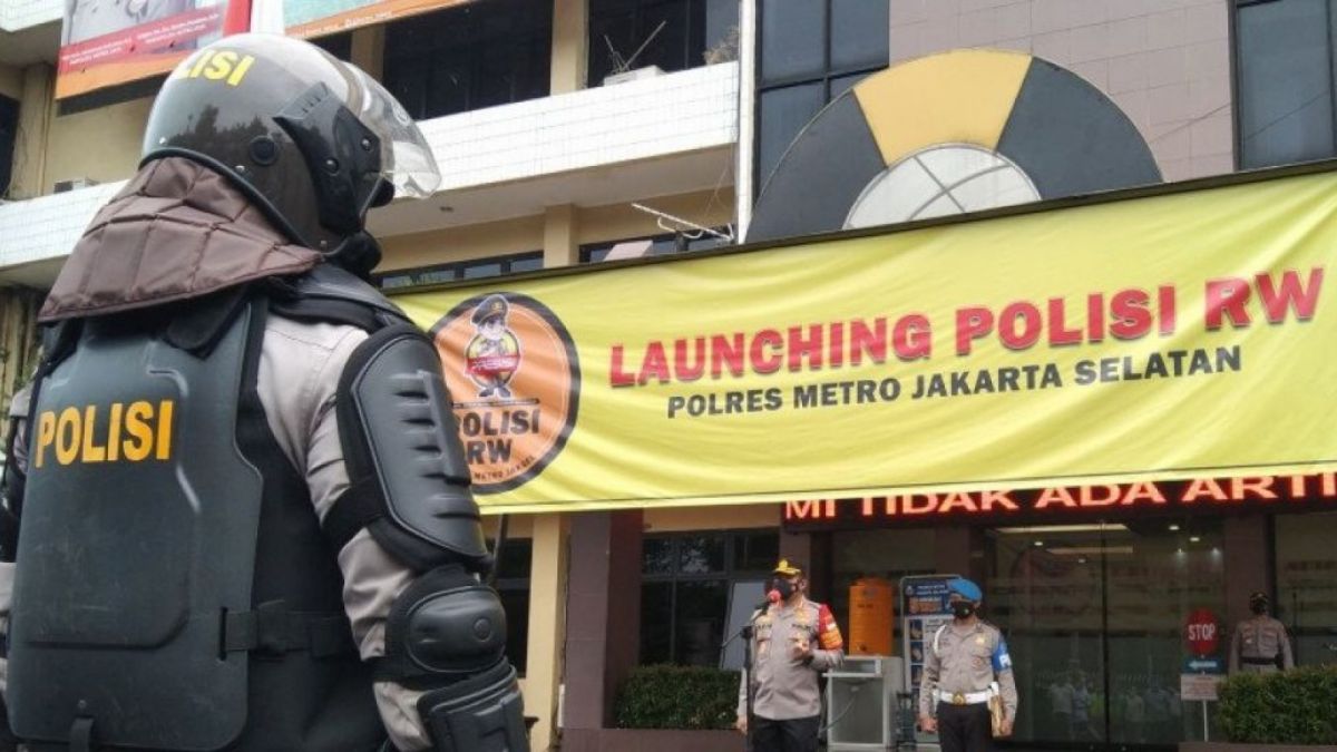 Kapolres Metro Jakarta Selatan Komisaris Besar Polisi Azis Andriansyah (depan) memberikan pengarahan dalam peluncuran Polisi RW di halaman Polres setempat di Jakarta Selatan, Selasa (2/3/2021) [[ANTARA/Dewa Wiguna].]