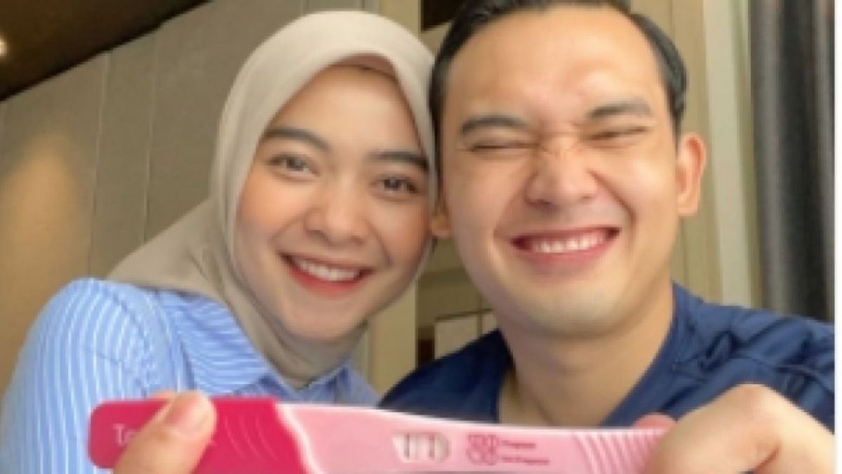 Novia Giana dan Ikbal Fauzi bersama test pack [Instagram/noviagianan]
