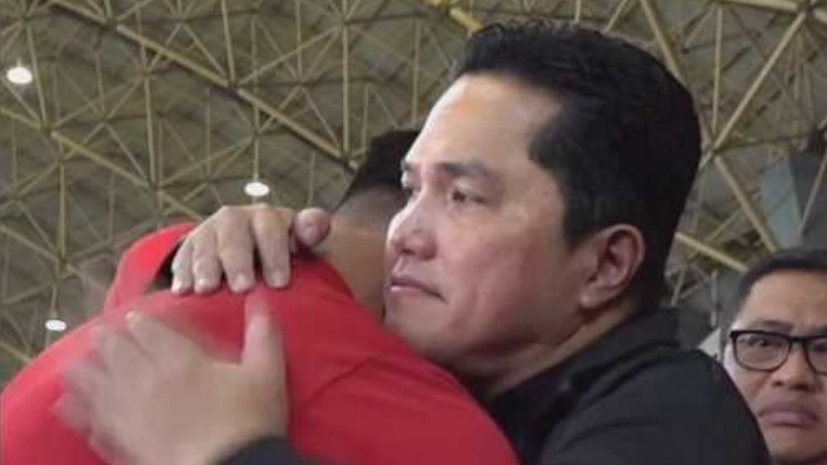 Penyerang Timnas Indonesia U-20, Hokky Caraka memeluk Ketua Umum PSSI, Erick Thohir saat Piala Dunia U-20 batal digelar di Indonesia [Tangkapan layar/IG @PSSI]