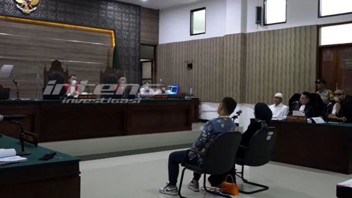 Venna Melinda dan Ferry Irawan di ruang sidang [(YouTube/Intens Investigasi)]