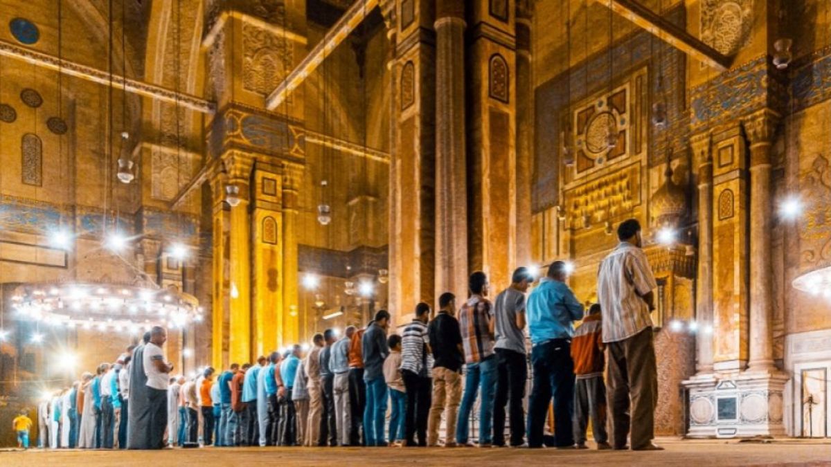 Ilustrasi umat Islam sedang melaksanakan salat. [[Pixabay.com/adelbayoumi]]