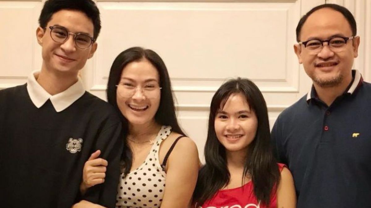 Iis Dahlia dan keluarga. [[Instagram/satriodewandoro]]