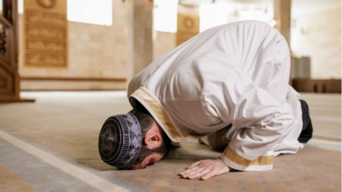 Ilustrasi sujud saat salat. [(Pexels)]