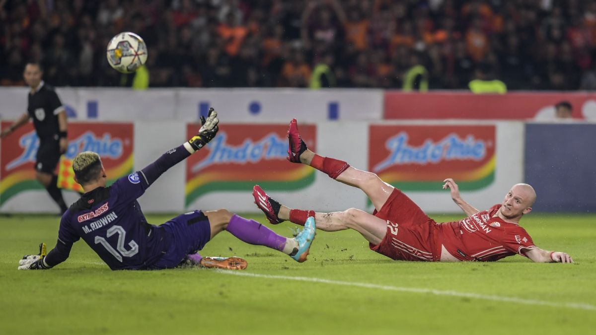 Michael Krmencik (kanan) mencetak tiga gol kala Persija membantai PSS Sleman dengan skor 5-0 di laga pamungkas Liga 1 musim 2022/2023, Sabtu (15/4/2023). [Antara]