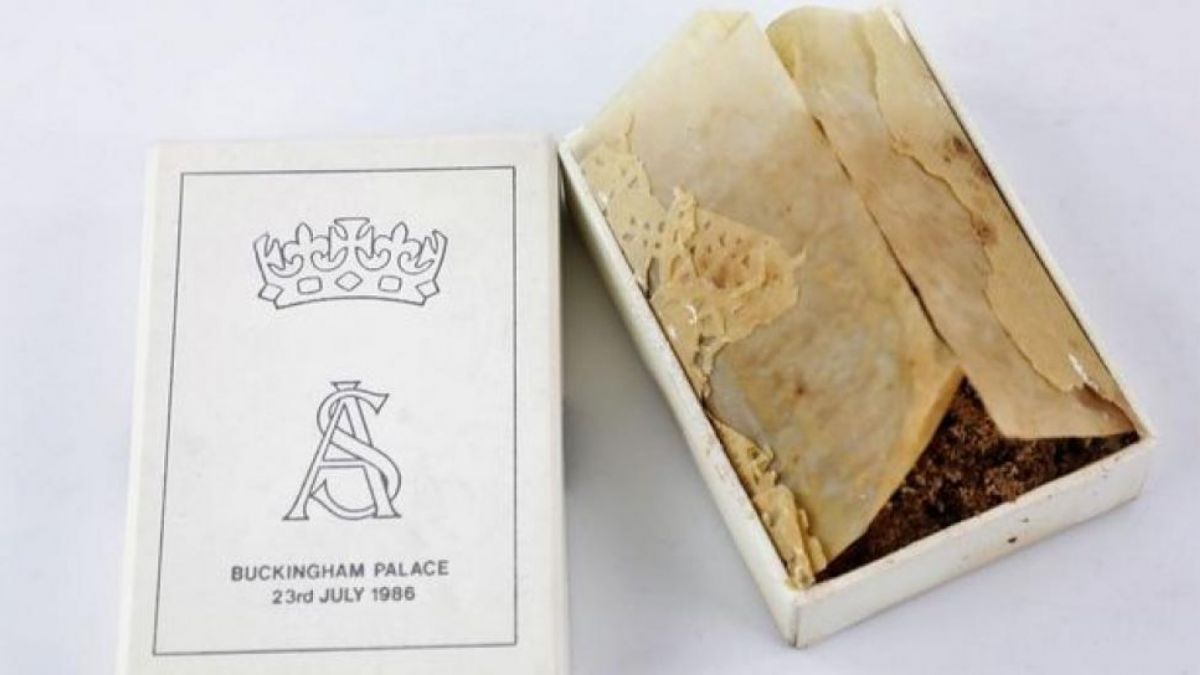 Kue pernikahan Pangeran Andrew dan Sarah Ferguson pada 1986 kini dijual di eBay [(eBay)]