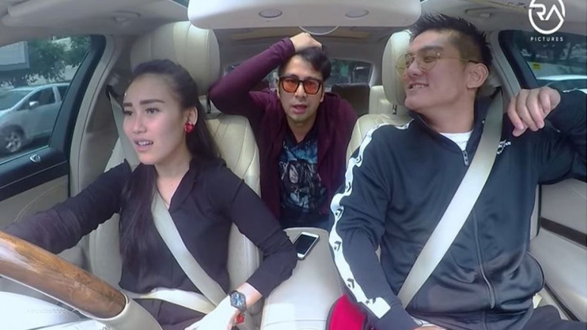 Cardigan yang dipakai Raffi Ahmad.