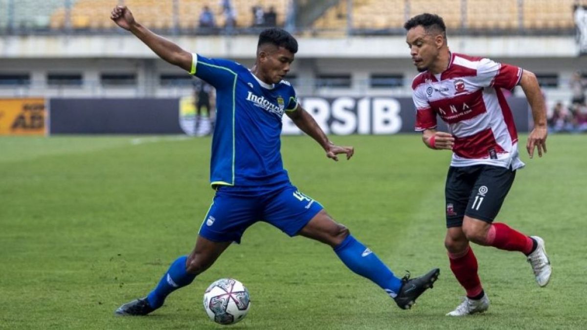 Pesepak bola Persib Bandung Bayu Fiqri (kiri) berusaha menghadang pesepak bola Madura United Lulinha (kanan) saat pertandingan BRI Liga 1 di Stadion Gelora Bandung Lautan Api, Bandung, Jawa Barat, Sabtu (30/7/2022). ANTARA FOTO/M Agung Rajasa/hp.