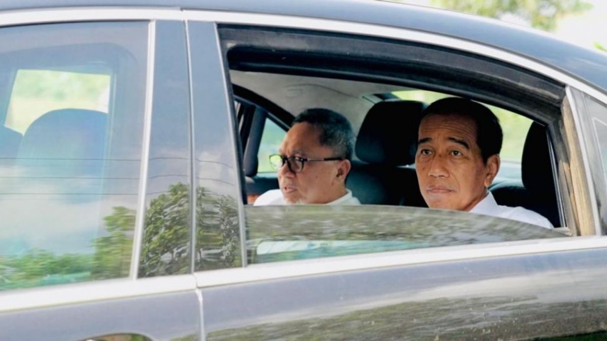 Presiden Joko Widodo atau Jokowi akhirnya mencoba jalan rusak di Jalan Terusan Ryacudu Lampung, Jumat (5/5/2023). (Laily Rachev - Biro Pers Sekretariat Presiden)