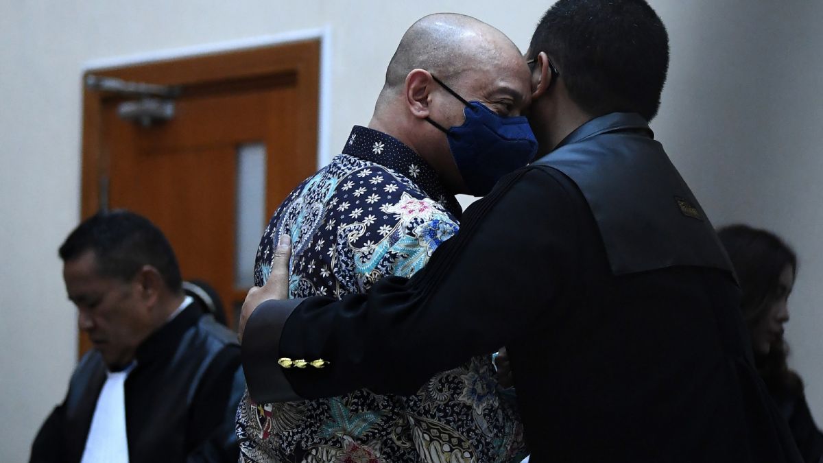 Irjen Pol Teddy Minahasa memeluk salah satu pengacaranya usai sidang pembacaan putusan di PN Jakarta Barat, Jakarta, Selasa (9/5/2023). Mantan Kapolda Sumbar itu divonis hukuman penjara seumur hidup. [Antara/Sigid Kurniawan]