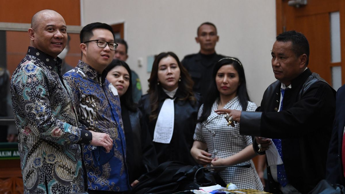 Irjen Pol Teddy Minahasa tersenyum ke arah wartawan usai sidang pembacaan putusan di PN Jakarta Barat, Jakarta, Selasa (9/5/2023). Mantan Kapolda Sumbar itu divonis hukuman penjara seumur hidup. [Antara/Sigid Kurniawan]