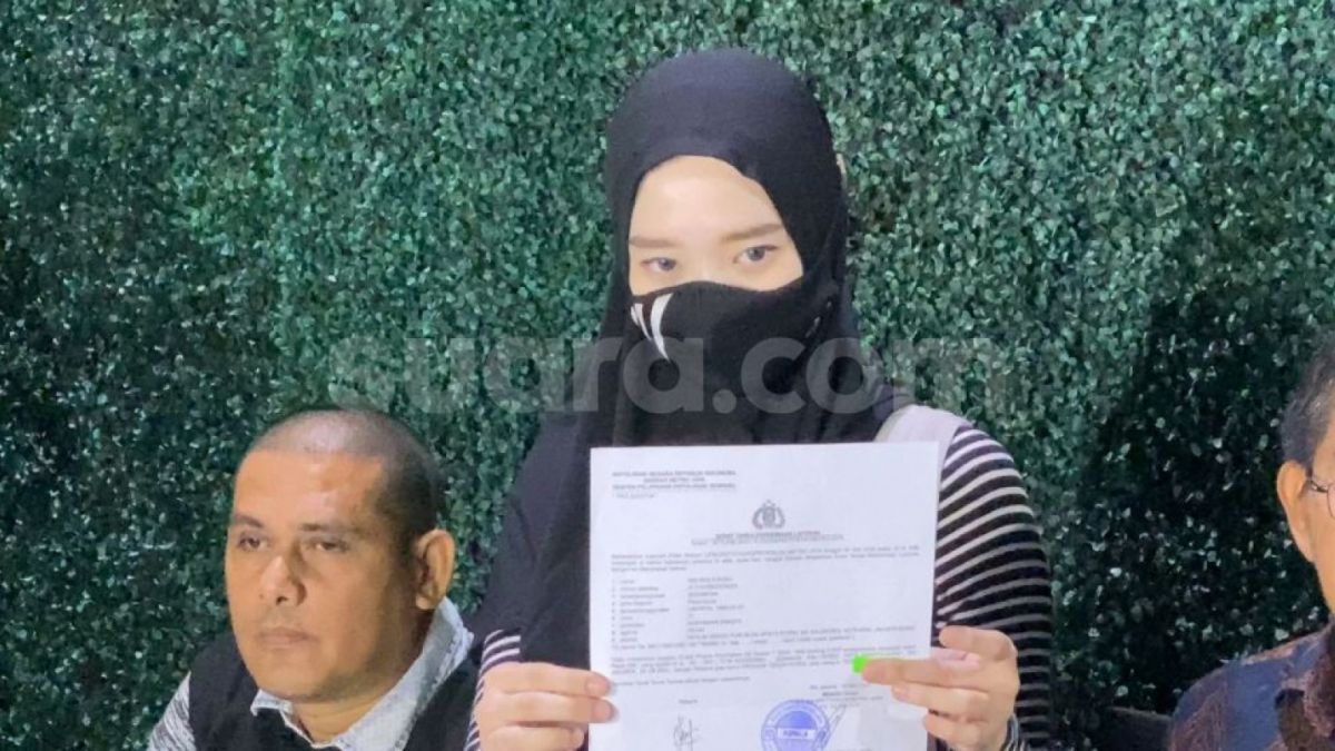 Inara Rusli melaporkan suaminya Virgoun dan Tenri Anisa ke polisi atas dugaan perzinahan. [Suara.com/Adiyoga Priyambodo]