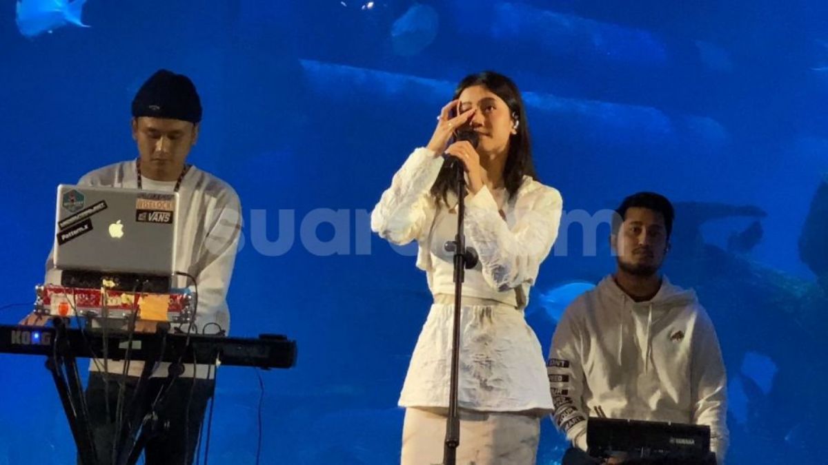 Keisya Levronka menangis saat akan nyanyikan lagu Tak Ingin Usai. [Adiyoga Piryambodo/Suara.com]