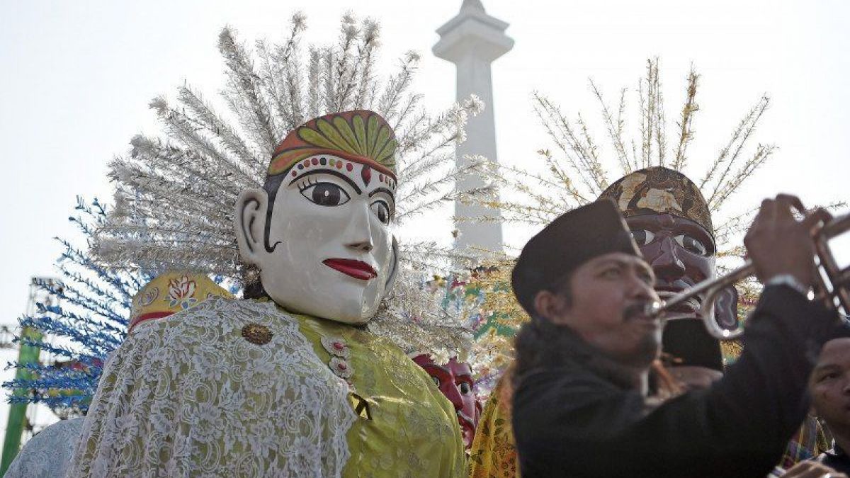 Monumen Nasional dengan latar depan ondel-ondel saat perayaan Lebaran Betawi ke-12 2019 di Lapangan Silang Monumen Nasional (Monas), sebagai ikustrasi [[ANTARA FOTO/M Risyal Hidayat]]