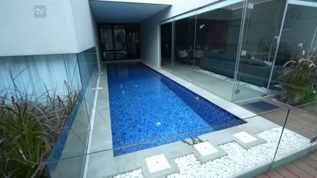 Rumah baru Desta dan Natasha Rizki [(Youtube/TaulanyTV)]