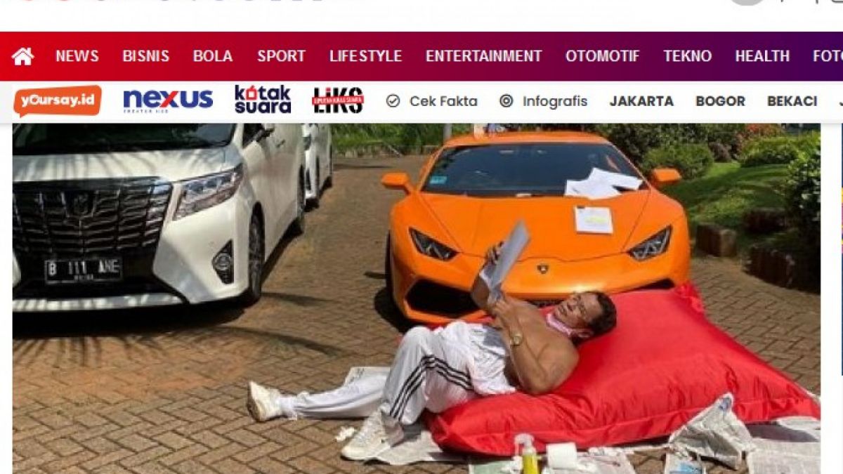 Pengacara kondang Hotman Paris Hutapea berjemur bersama Lamborghini Aventador [[screenshot artikel Suara.com]]