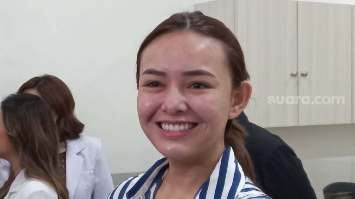 Amanda Manopo di kawasan Tanjung Duren, Jakarta Barat, Rabu (24/5/2023). [[Suara.com/Tiara Rosana]]