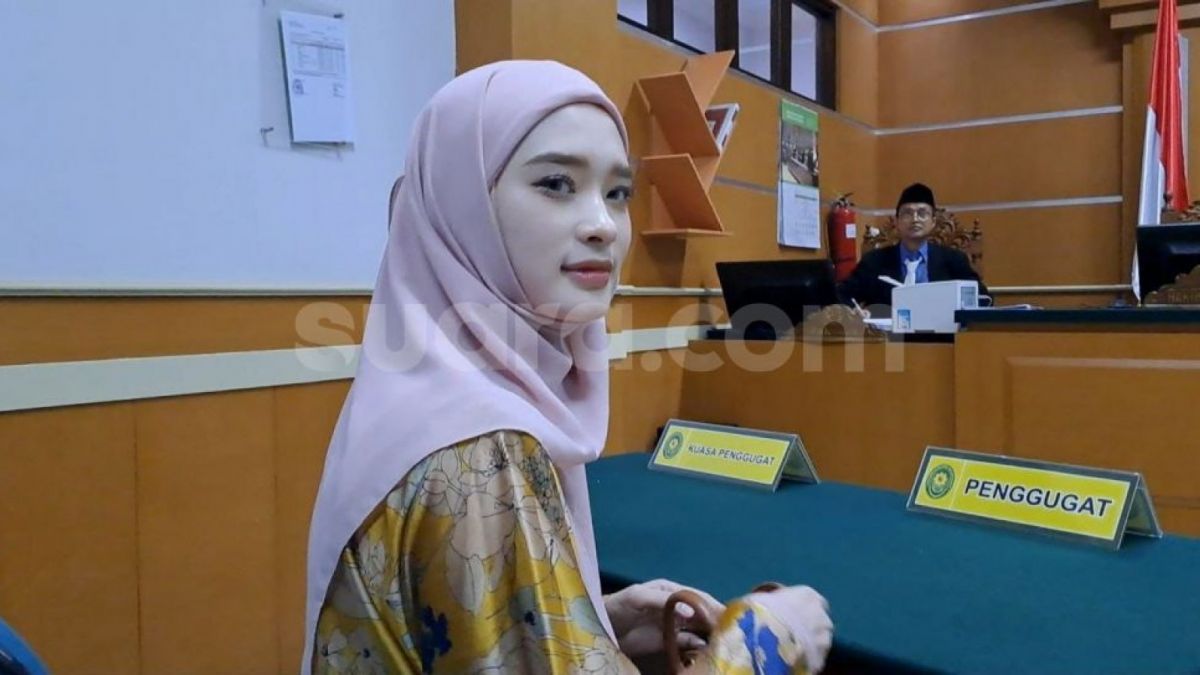 Inara Rusli dalam sidang cerai di Pengadilan Agama Jakarta Barata, Rabu (7/6/2023). Inara menggugat cerai suaminya, Virgoun. [Suara.com/Adiyoga Priyambodo]