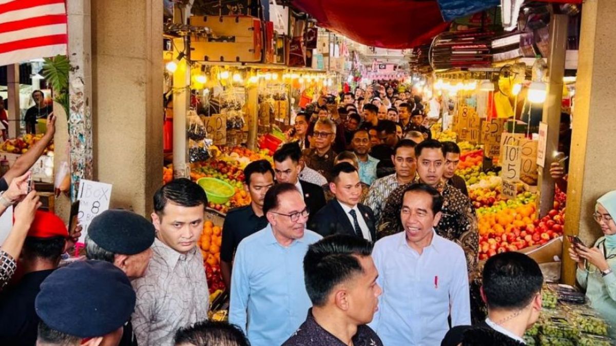 PM Malaysia Anwar Ibrahim dan Presiden Jokowi saat berkunjung ke Pasar Chow Kit, Kuala Lumpur, Malaysia, Kamis (8/6/2023). [Foto: Laily Rachev - Biro Pers Sekretariat Presiden]