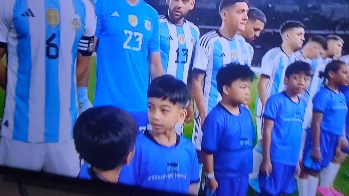 Jan Ethes turut jadi player escort di pertandingan Indonesia vs Argentina di Jakarta, Senin (19/6/2023). [Twitter/Gibran Rakabuming]