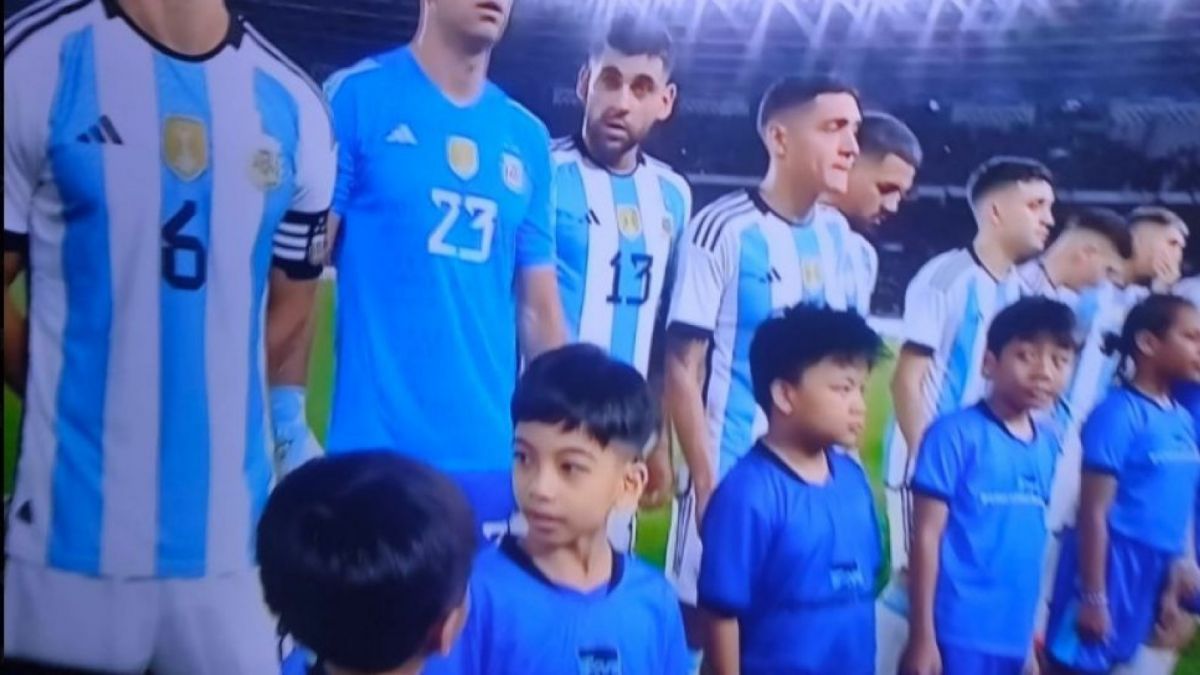 Timnas Argentina, tampak cucu Presiden RI Joko Widodo menjadi salah satu mascot escort children [[Twitter/Gibran_Tweet]]