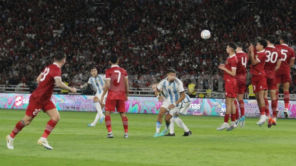 Pemain timnas Argentina Leandro Paredes lancarkan tendangan bebas dalam laga Timnas Indonesia vs Timnas Argentina, FIFA Matchday 2023 (196/2023) [Suara.com/Dwi Bowo Raharjo]