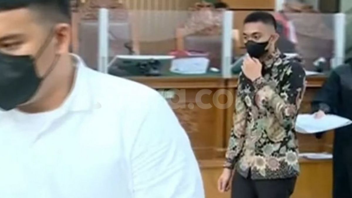 Jaksa penuntut umum (JPU) menegur Mario Dandy Satriyo yang menggunakan kemeja batik di sidang kasus penganiayaan berat berencana Cristalino  David Ozora Latumahina, Selasa (20/6/2023). [(Suara.com/Rakha)]