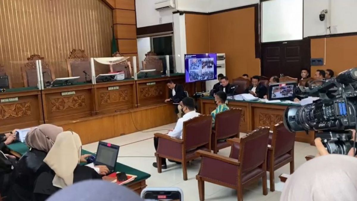 Terdakwa Mario Dandy (batik hijau) dan Shane Lukas (kemeja putih) saat menjalani sidang kasus David Ozora di PN Jakarta Selatan [[Suara.com/Rakha].]