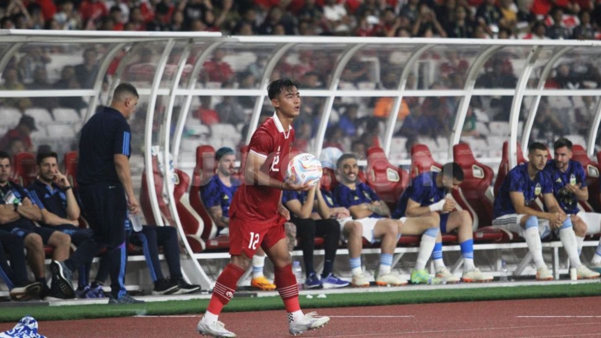 Pemain Timnas Indonesia Pratama Arhan siap lakukan throw-in. [[Suara.com/Dwi Bowo Raharjo]]