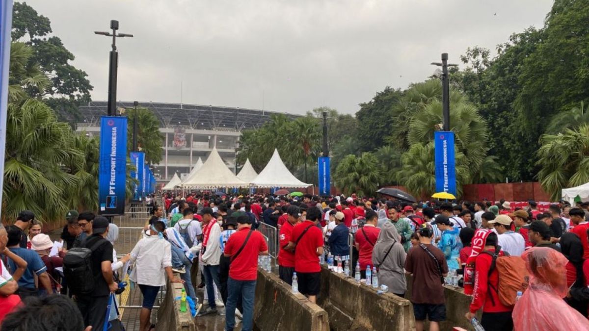 Para pencinta sepak bola di GBK menjelang pertandingan Indonesia vs Argentina, Senin (19/6/2023) [[Suara.com/Amanda]]