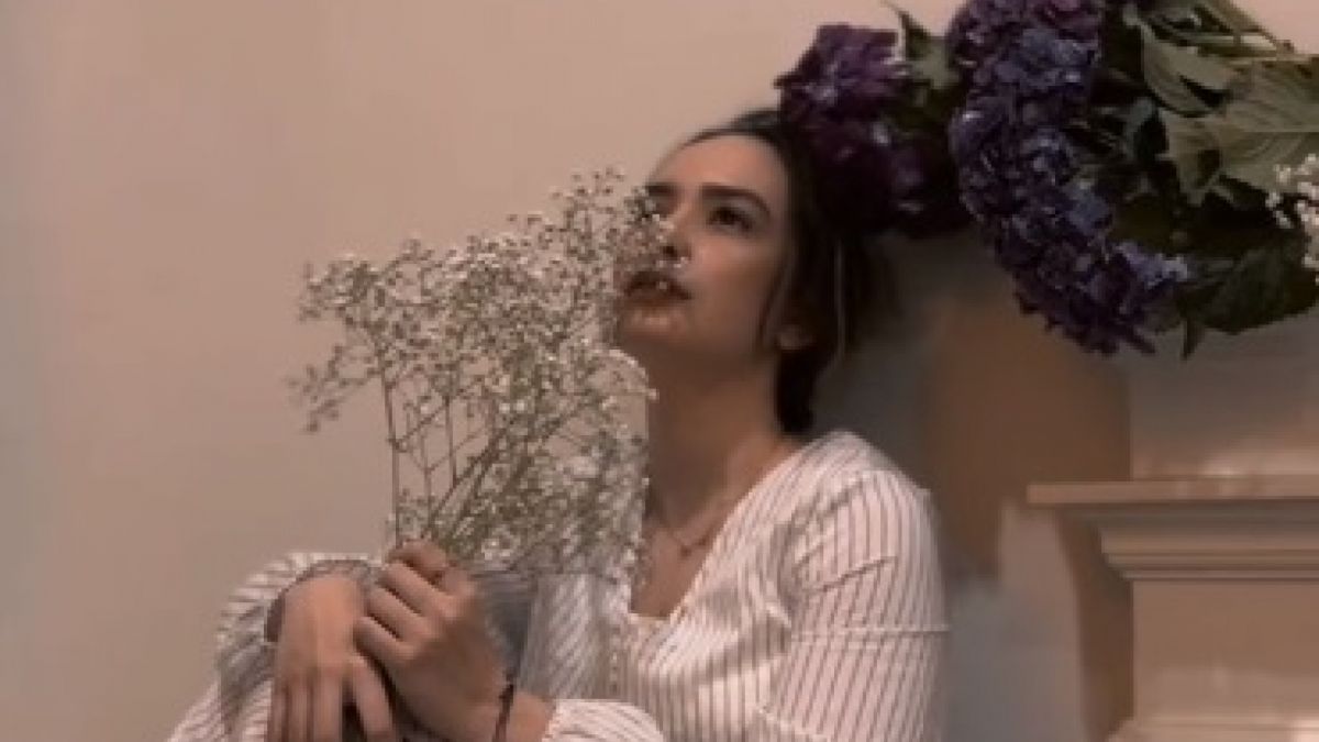 Putri Anne mengunggah foto tanpa jilbab di Instagram. [TikTok/Anneofficial18]