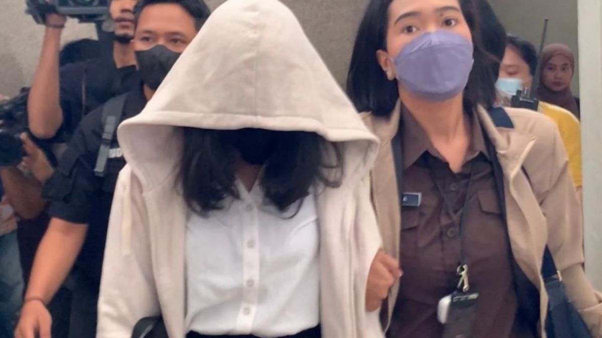 Terpidana anak AG atau AGH (15) saat tiba di Pengadilan Negeri Jakarta Selatan (PN Jaksel) untuk bersaksi di sidang Mario Dandy Satriyo dan Shane Lukas, Selasa (27/6/2023) [[Suara.com/Rakha].]