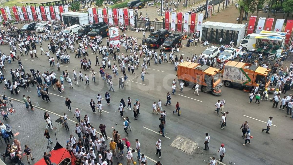 Banyak sampah berserakan di acara HUT Bhayangkara ke-77 yang diadakan di Stadion Utama Gelora Bung Karno (GBK), Sabtu (1/7/2023) [(Suara.com/Rakha)]