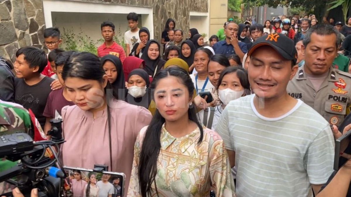 Dewi Perssik usai menghadiri mediasi dengan Ketua RT terkait dugaan penolakan sapi kurban [[Suara.com/ Adiyoga Priyambodo]]