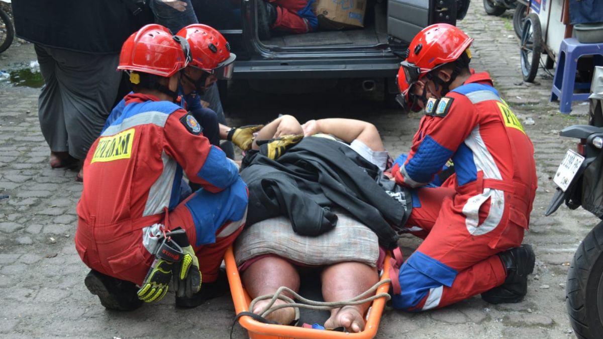 Petugas Damkar melakukan evakuasi atas Sumarlan [[Damkar Jakarta Pusat].]