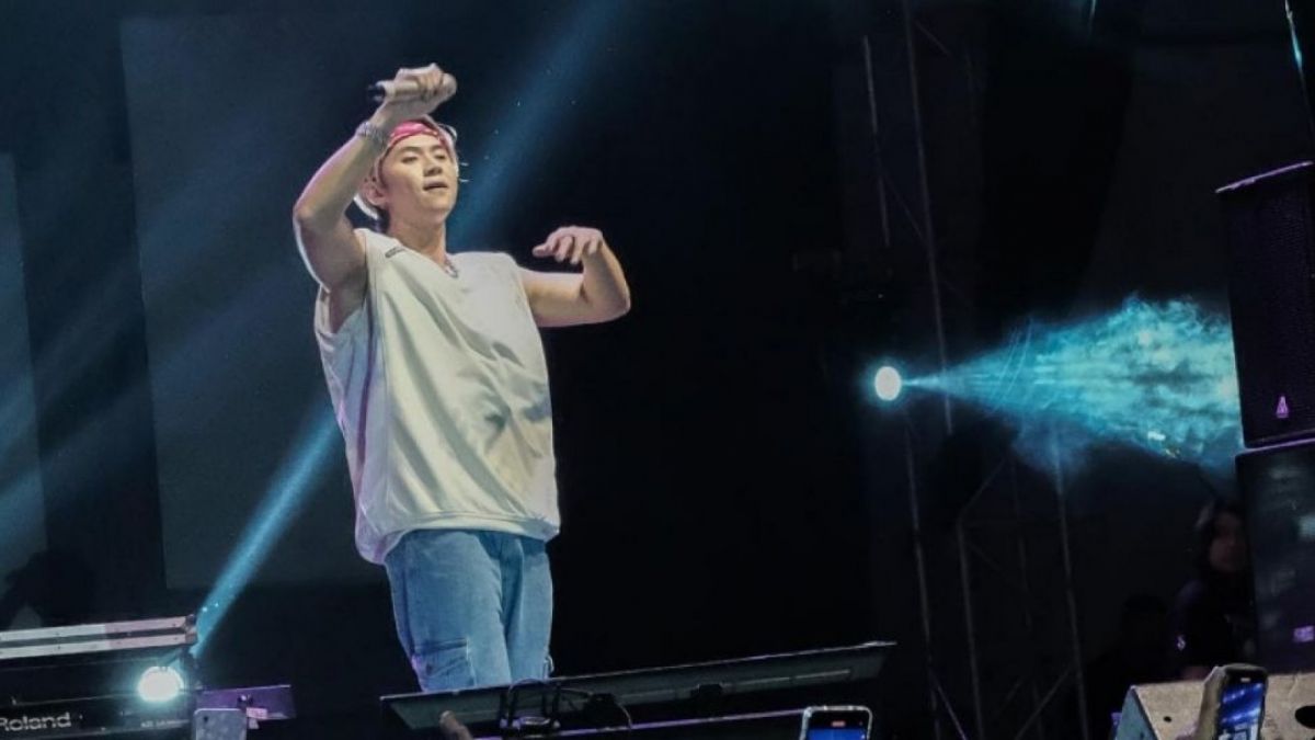 Rafael Tan sebagai performer atau penampil di atas panggung hiburan nyanyi [(Instagram/@rafaell_16)]