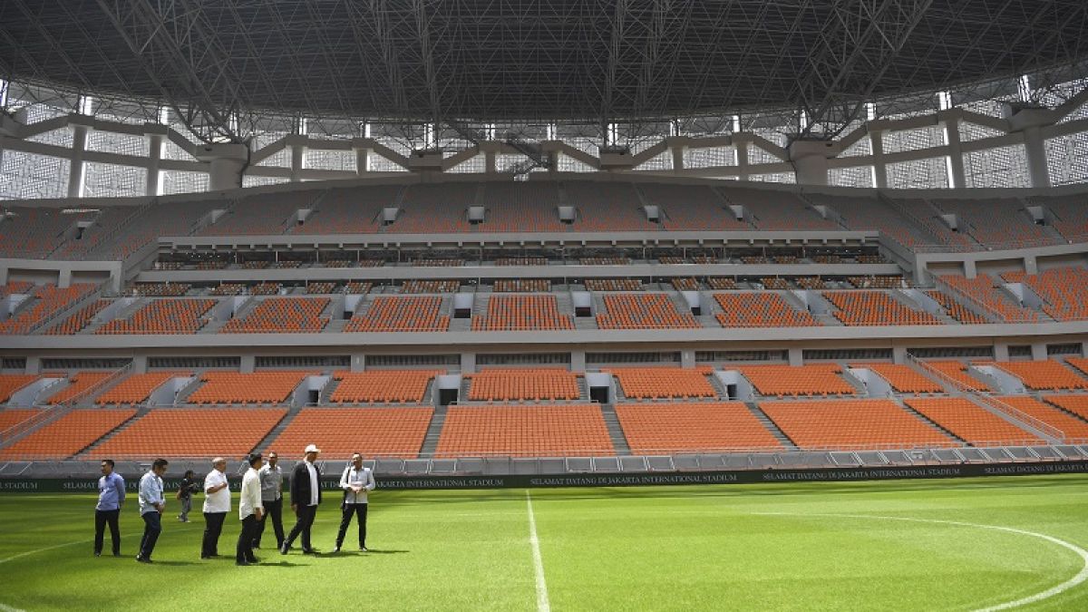 Rumput Stadion JIS dinilai belum sesuai standar FIFA. [Antara]