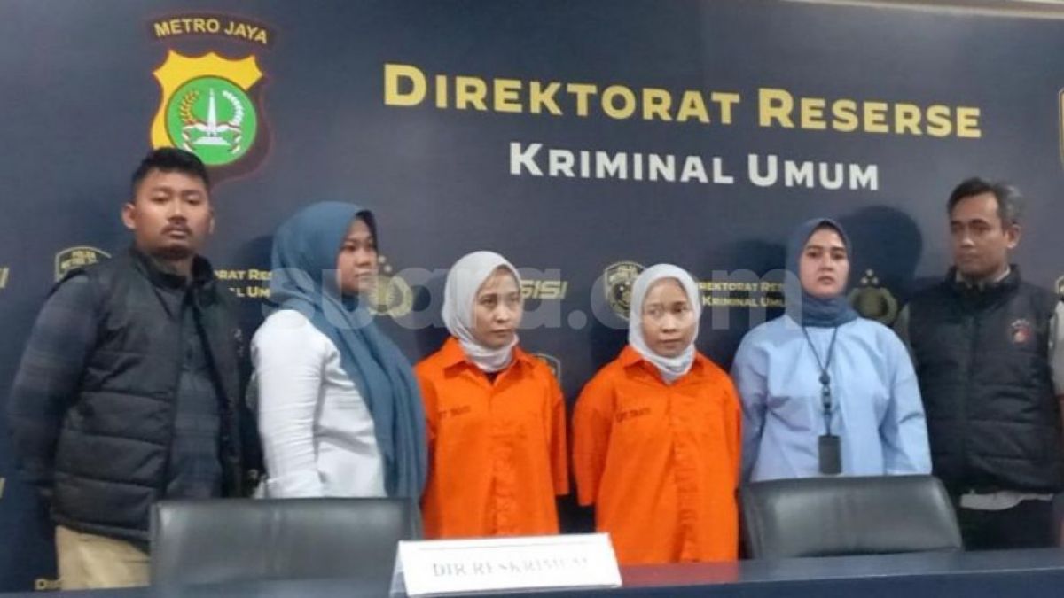 Pelaku penipuan penjualan Iphone murah, si kembar Rihana dan Rihani saat dirilis di Polda Metro Jaya, Jakarta, Selasa (4/7/2023) [(Suara/Yasir)]