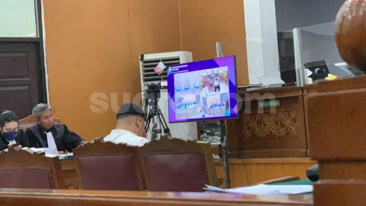 Shane Lukas menangis dalam sidang yang digelar di PN Jakarta Selatan, Selasa (4/7/2023) , menyatakan gagal menghalangi Mario Dandy Satriyo menganiaya David Ozora secara brutal [(Suara.com/Rakha)]