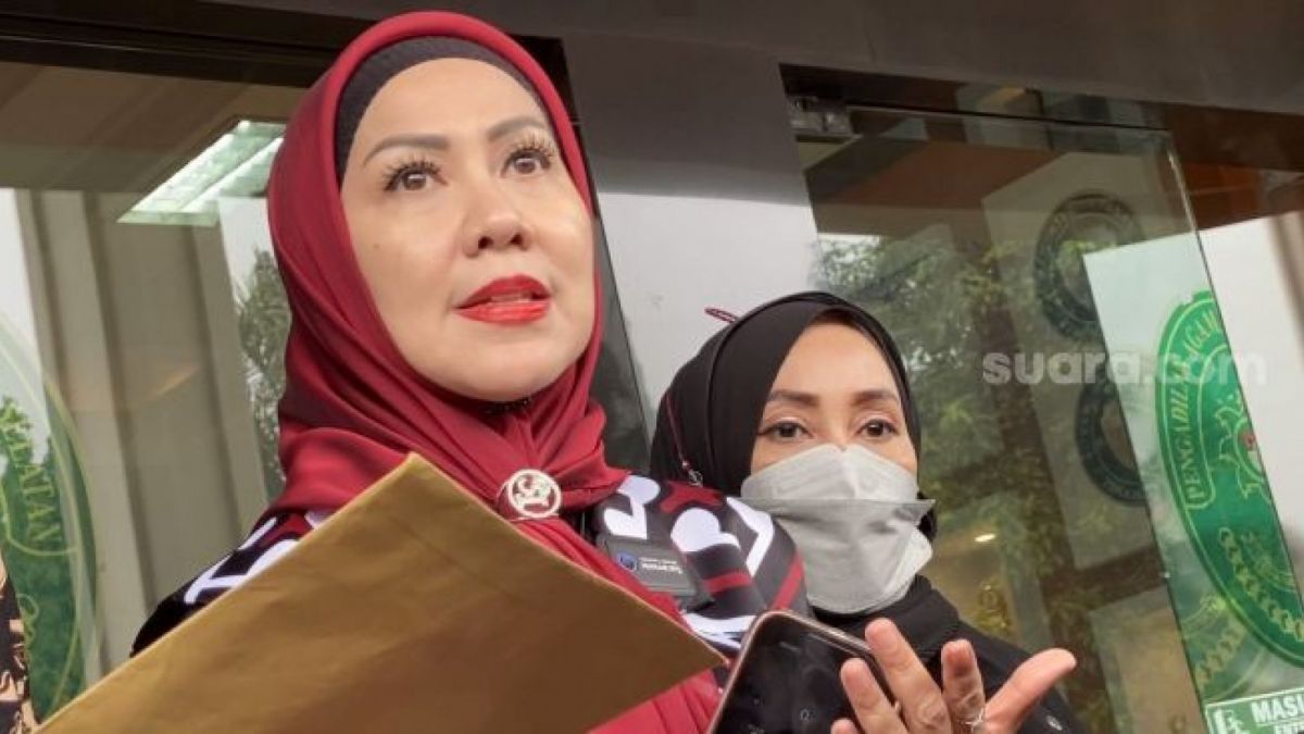 Venna Melinda mengembalikan barang-barang Ferry Irawan di Pengadilan Agama Jakarta Selatan, Kamis (6/7/2023). [[Adiyoga Priyambodo/Suara.com]]