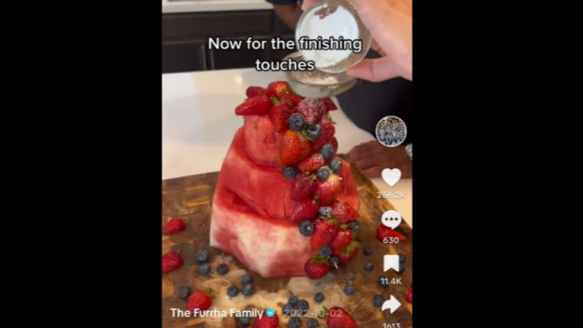 Cake semangka siap disajikan dengan sentuhan terakhir gula tepung (opsional) [[screenshot TikTok The Furrha Family].]